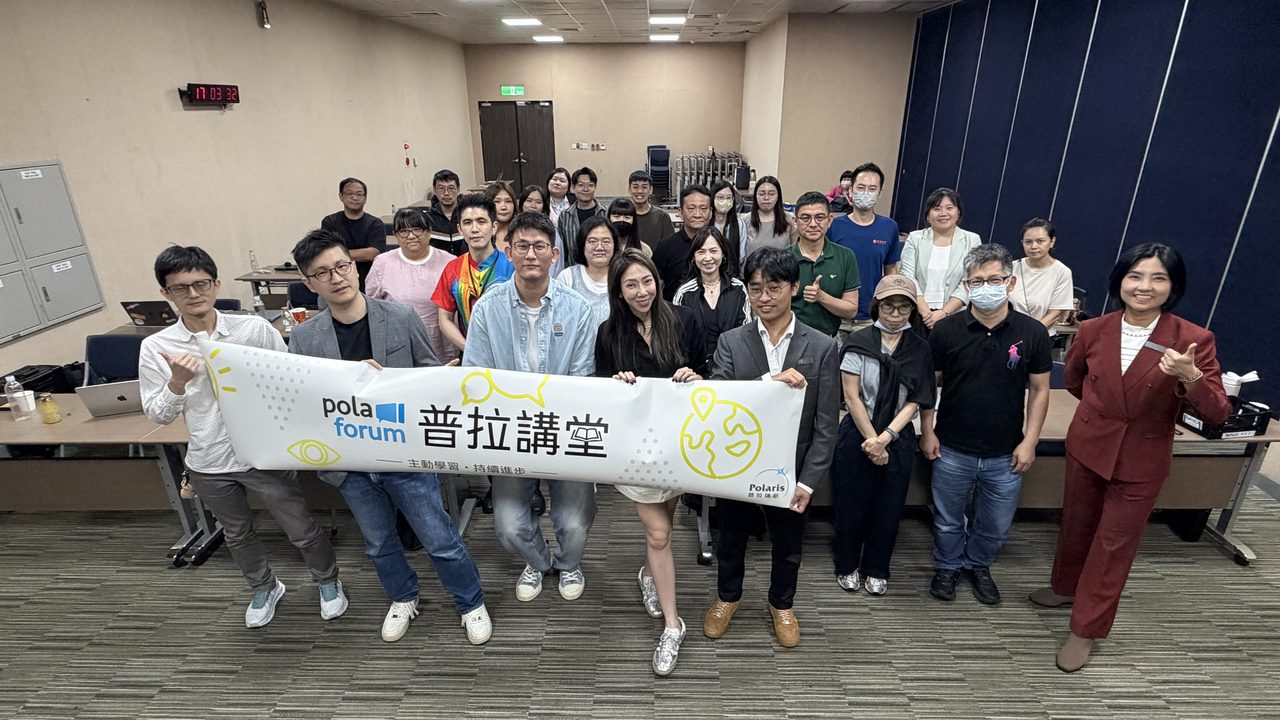 2026/9/18 企業 AI 落地實戰論壇，參加者拿著普拉講堂布條的大合照